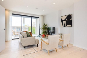 The Brondesbury Hideaway - Stylish 3BDR Flat with Balcony & Parking